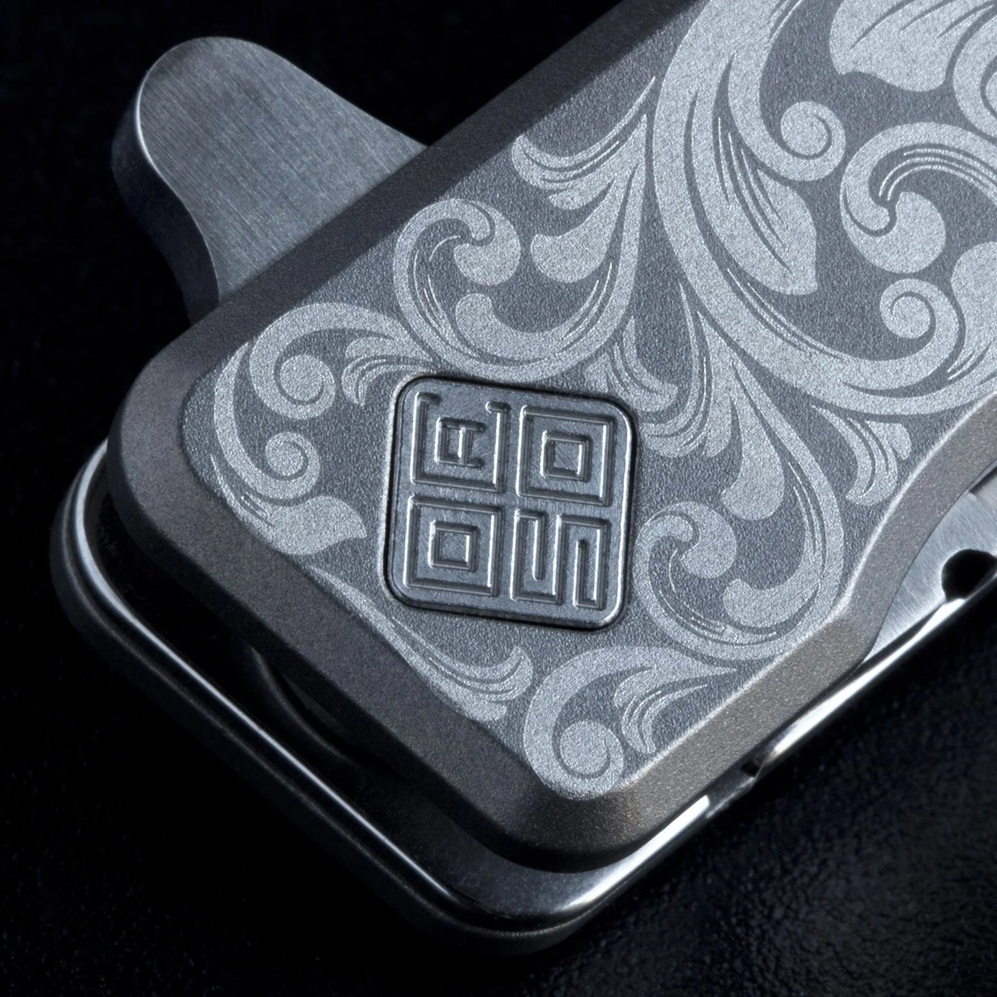 Ocaso Scroll Engraved Solstice